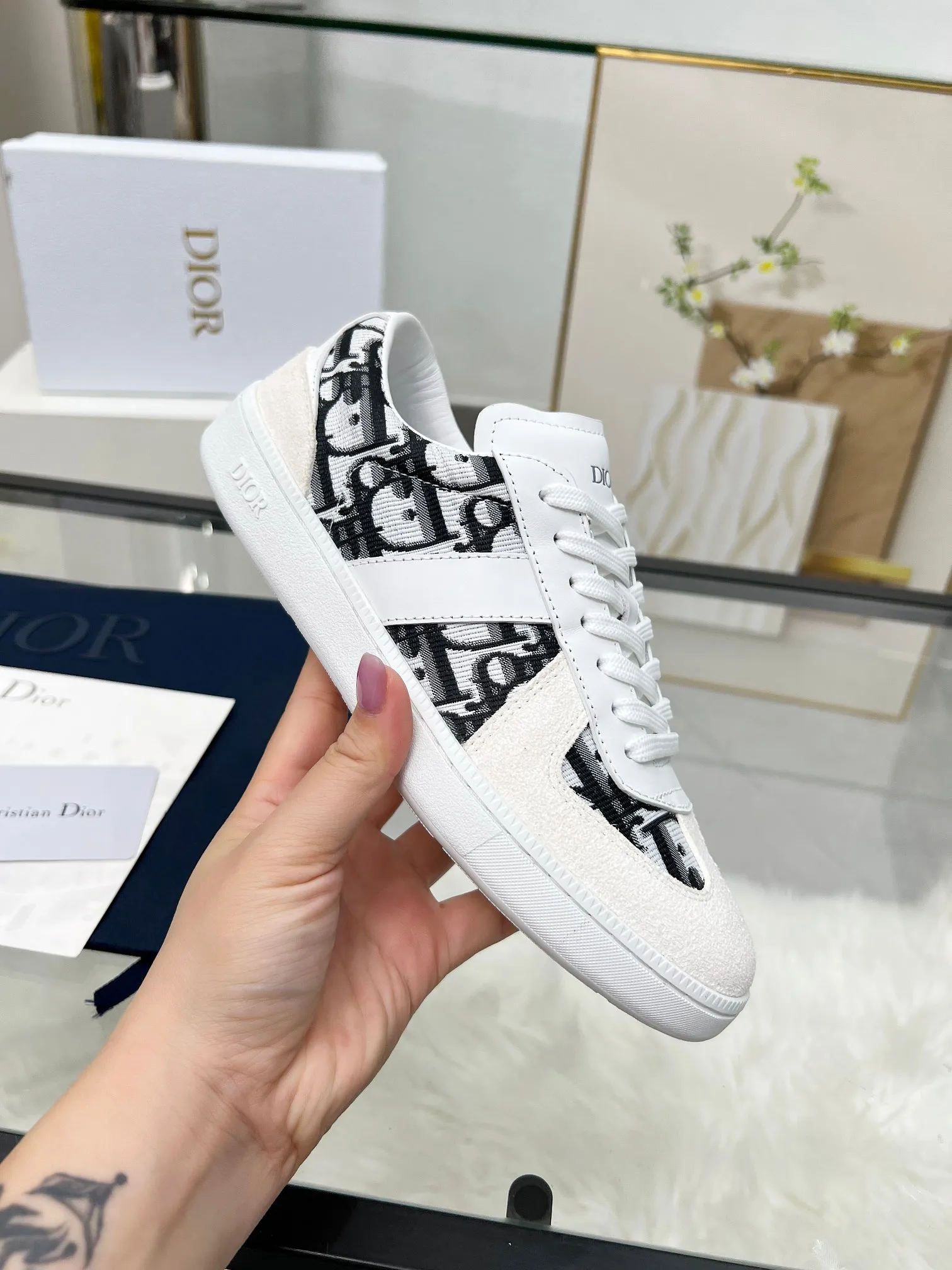 👟👟Ex-factory price 460👟👟Male size +10 correct✅ version. 𝐃𝐢𝐨𝐫 𝟮𝟱𝐏𝐫𝐞-𝐅𝐚𝐥𝐥 𝐁𝐞𝐫𝐥𝐢𝐧 𝟬𝟭 Dior B01 couple casual moral training shoes white shoes sneakers late 90s fashion brand Maison Margiela purchased GAT in large quantities and gave them a makeover. This shoe type of De Xun officially started its fashion journey. Original: Top layer of cowhide, cowhide lining, original outsole Size: 35-45 (40 for women, 45 for men, custom made, non-refundable)
